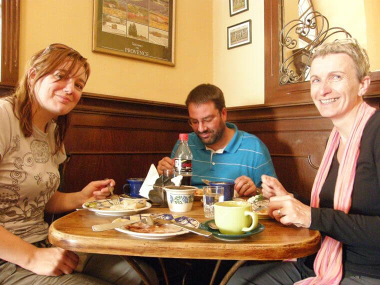 Hilary (L), Zenen(C), Fiona(R) at the “Le paris” in Cochabamba, Bolivia. Photo by Carlos Granthon